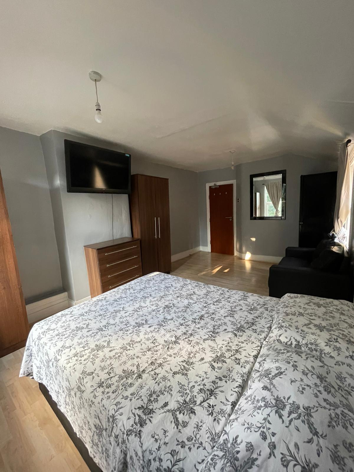 Large Double Room Albert Square, Stratford/Maryland E15 1HH